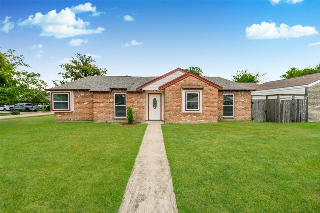 Building Photo - 15834 Fern Basin Dr