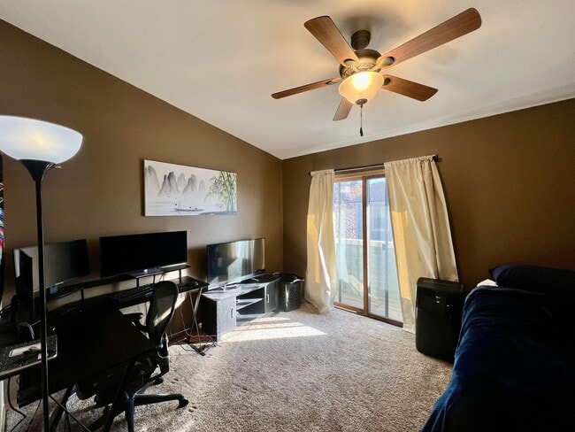 Building Photo - Beautiful townhome available in D20 Briargate!