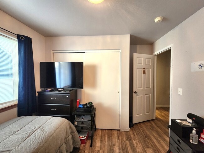 Building Photo - 5810 N Loraine St