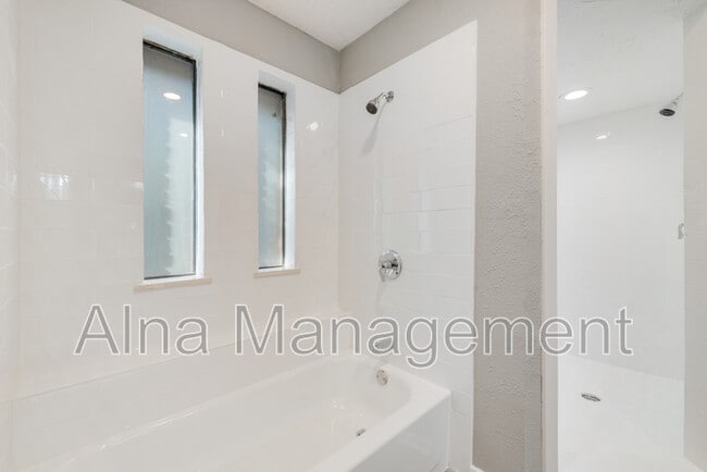 Building Photo - 1005 Canadian Cir