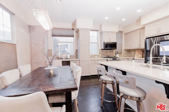 Building Photo - 1245 Wilcox Ave