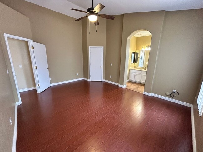 Building Photo - 3 Bed / 2 Bath with No Carpet & Split Floo...