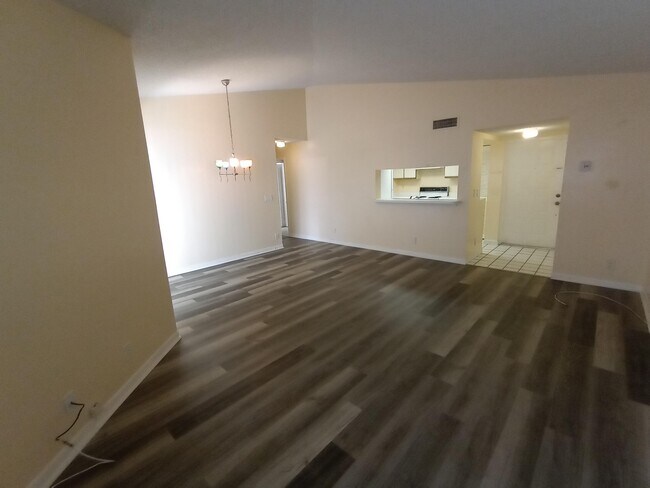 Building Photo - 9901 Westview Dr