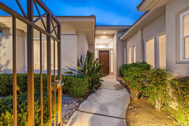 Building Photo - 727 Arrowhead Dr