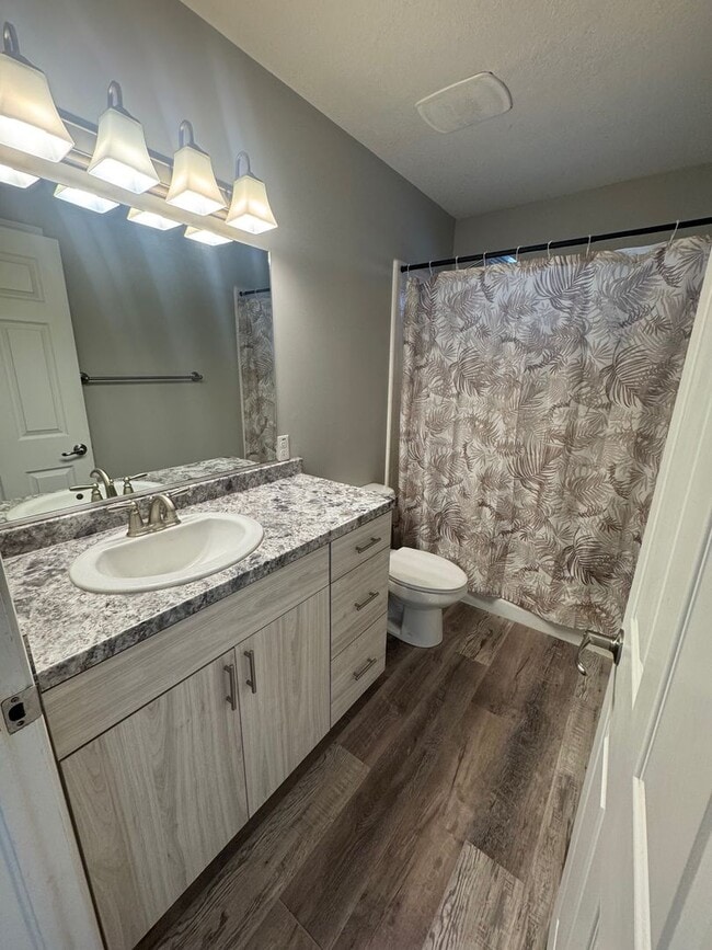 Building Photo - 2 Bedroom - 1 bath apartment