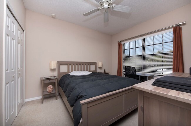 Building Photo - Large, Executive style 3/2.5 Lakefront/POO...