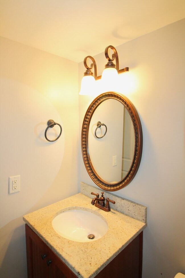 Building Photo - (Coming Soon) 2 Bedroom Condo on Park Road!