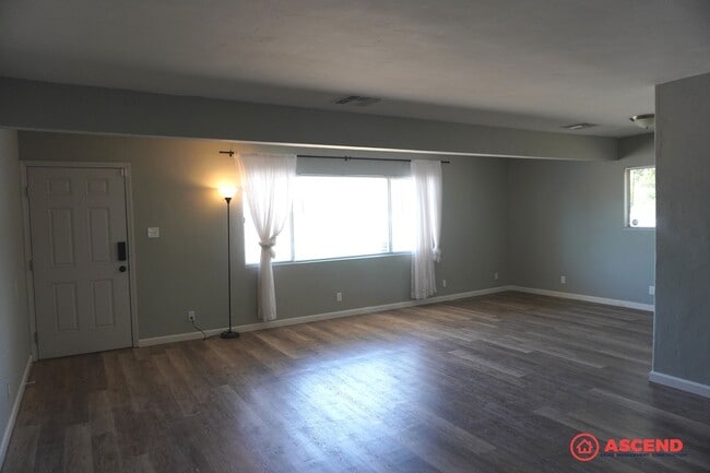 Building Photo - Newly Remodeled in Oildale Area