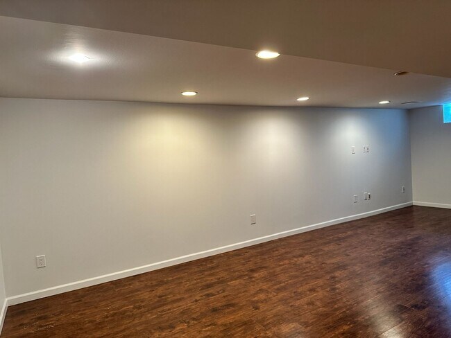 Building Photo - Spacious Ranch