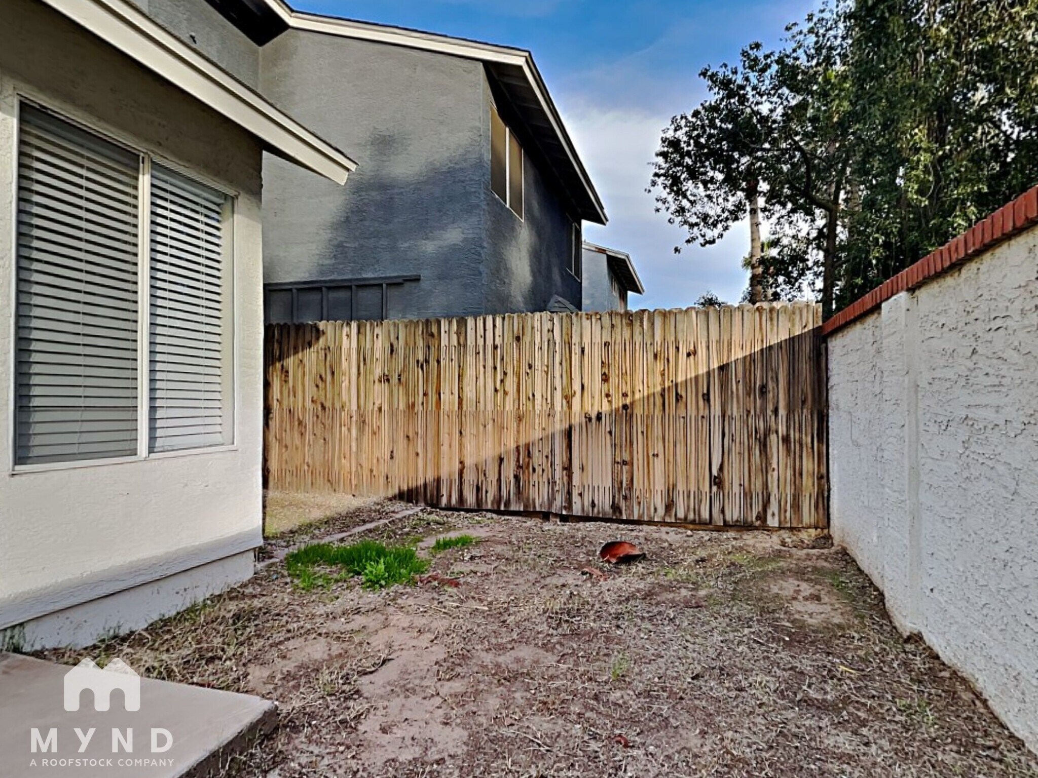 Building Photo - 413 W Renee Dr