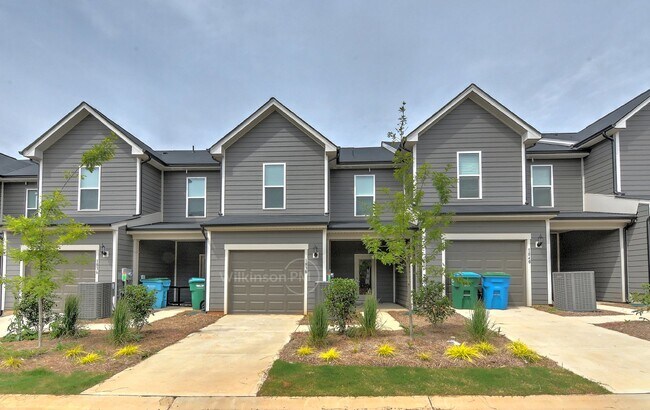 Building Photo - Beautiful 3BD/2.5BTH Townhouse with Commun...