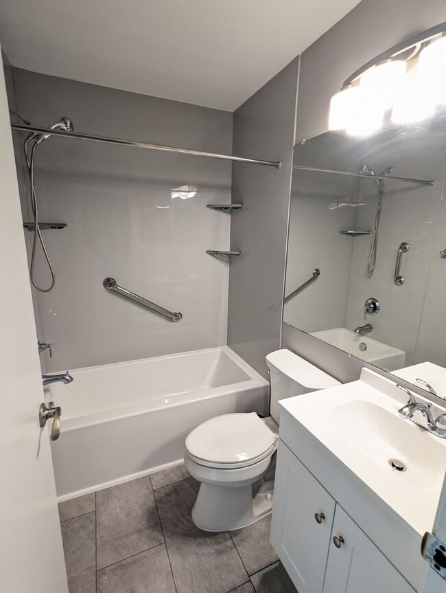 Building Photo - Beautifully maintained townhouse in establ...