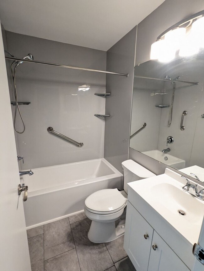 Building Photo - Beautifully maintained townhouse in Tuscar...