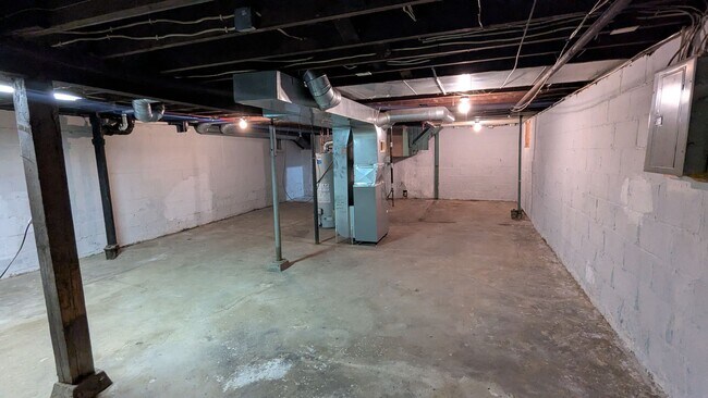 Building Photo - Charming 3 bedroom/1 bath home in the heart of Akron!