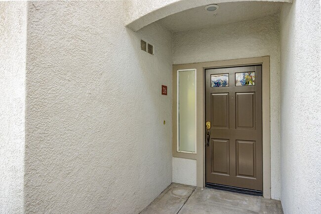 Building Photo - Charming Ground-Level Condo in California ...