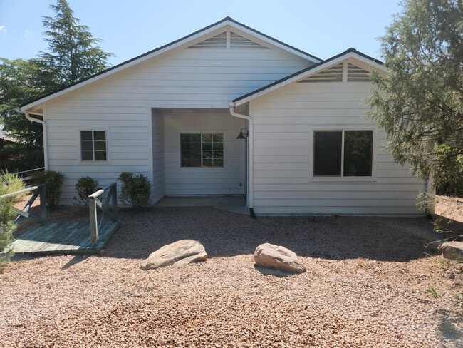 Building Photo - Amazing 2 bed + den / 2 baths in Stone Creek