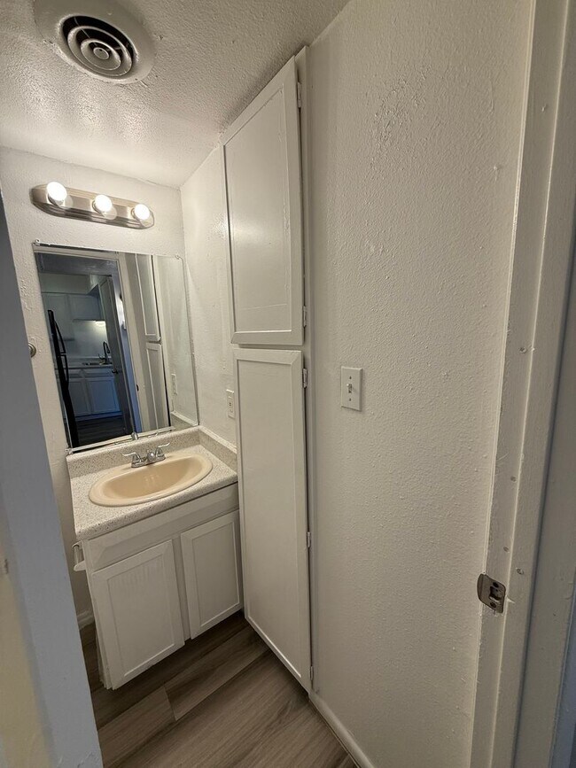 Building Photo - 299.00 move in special