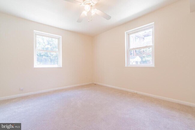 Building Photo - 3043 Patrick Henry Dr