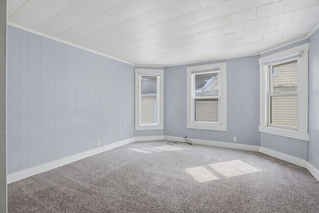 Building Photo - Spacious 4bed 2 bath home in Davenport