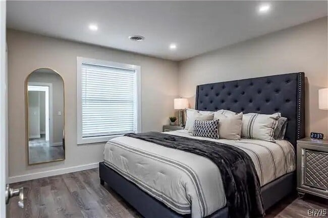 Building Photo - 1014 Main St