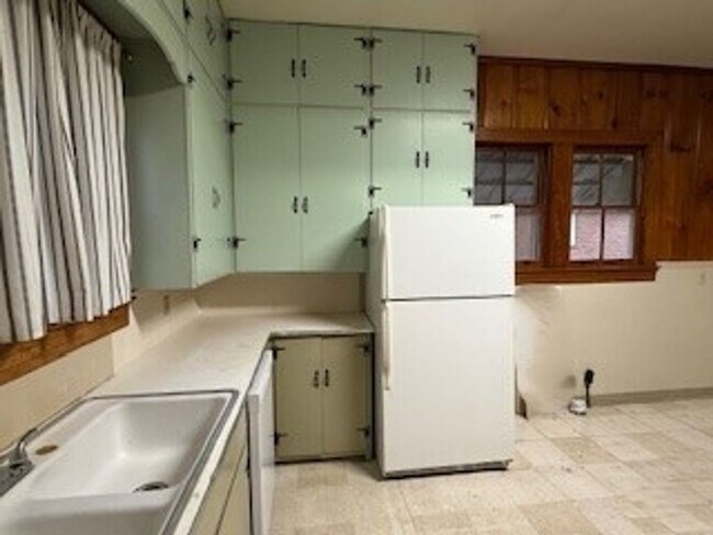 Building Photo - 704 E Thomas St