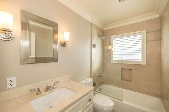 Building Photo - 5 Bed, 4.5 Bath Executive Home w/ Designer...