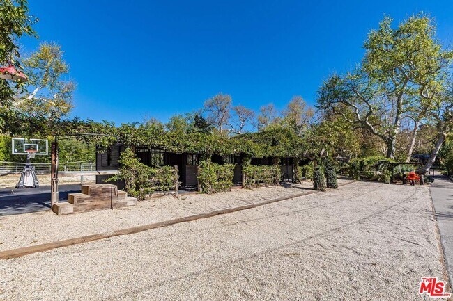 Building Photo - 6332 BUSCH Dr