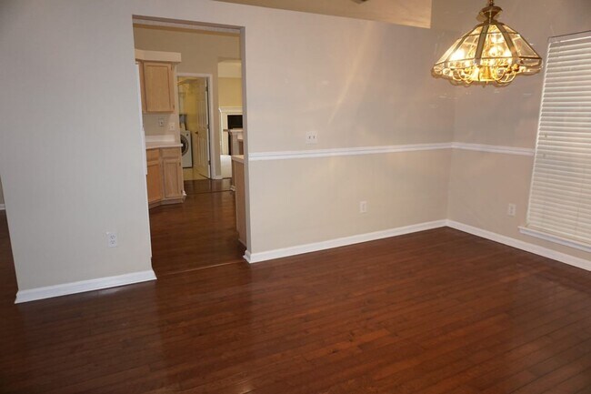 Building Photo - 4 Bedroom 2 Bathroom Home with Garage