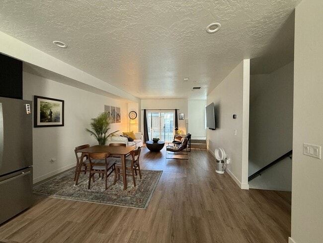 Building Photo - Charming 2BR Townhome in Centerville