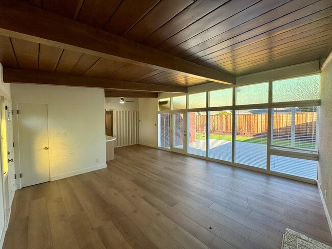 Building Photo - 554 Maple Ave