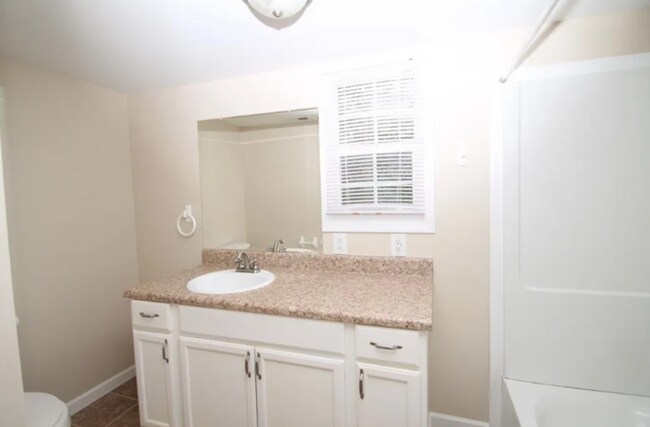 Building Photo - 3 BEDROOM HOME IN SENECA SC FOR RENT