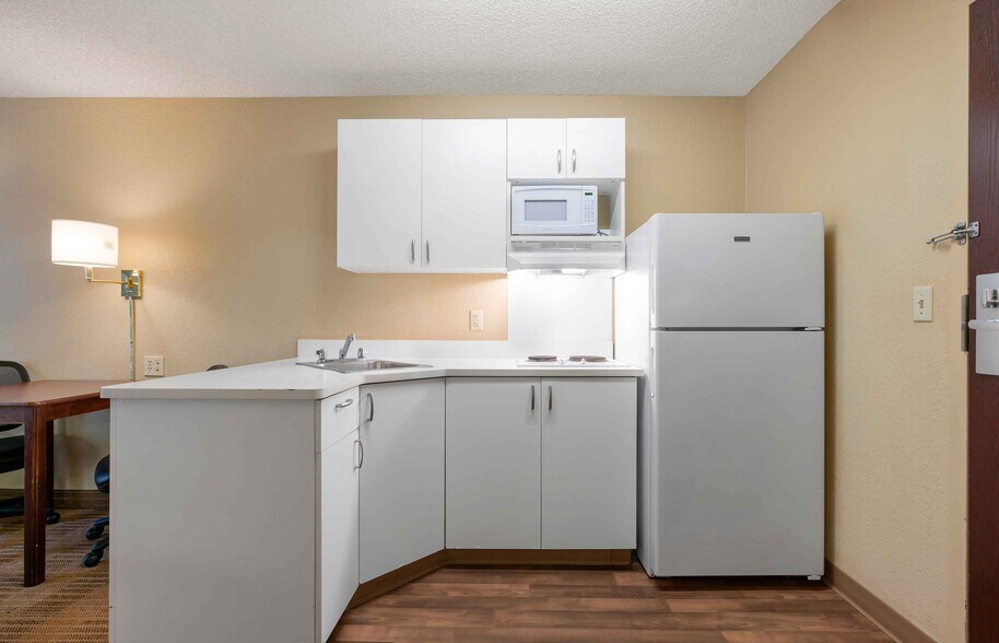Building Photo - Furnished Studio-Santa Rosa - North