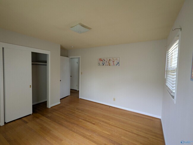 Building Photo - 107 Strong Ct SE