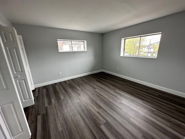 Building Photo - 902 Erdner Ave