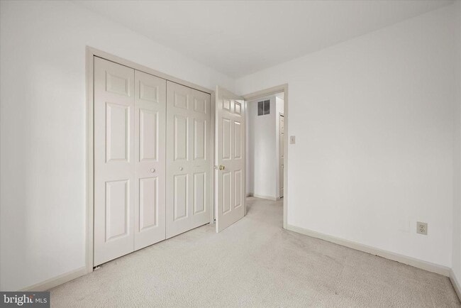 Building Photo - 20 Tenby Ct