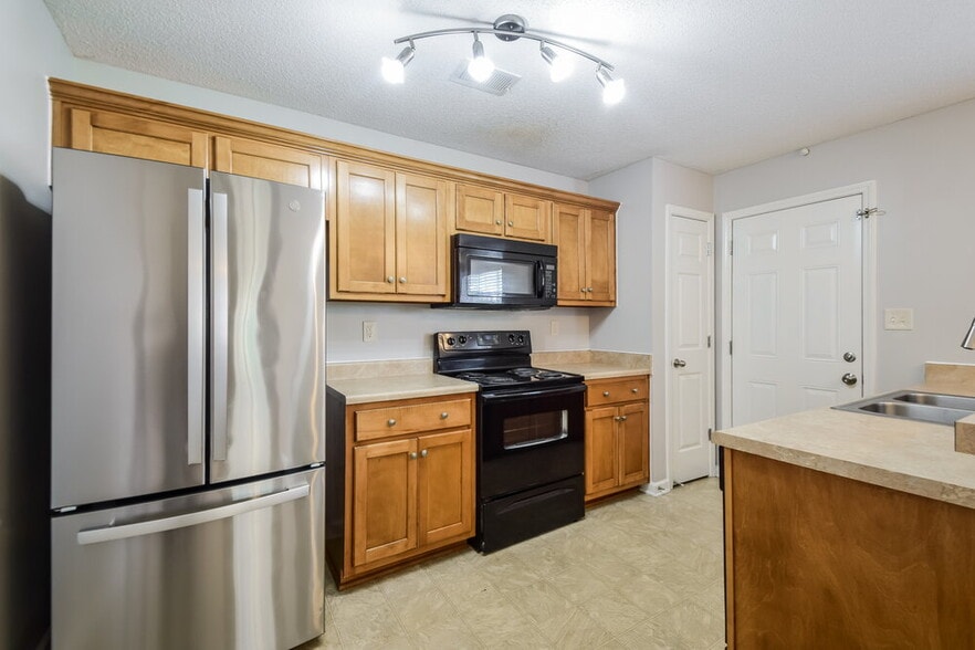 Building Photo - 7027 Maple Grove Rd