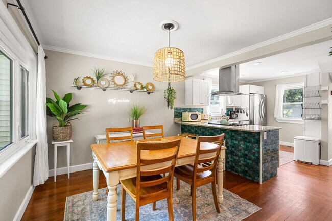 Building Photo - 6 Elwyn Rd