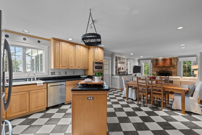 Building Photo - 2050 Midland Rd