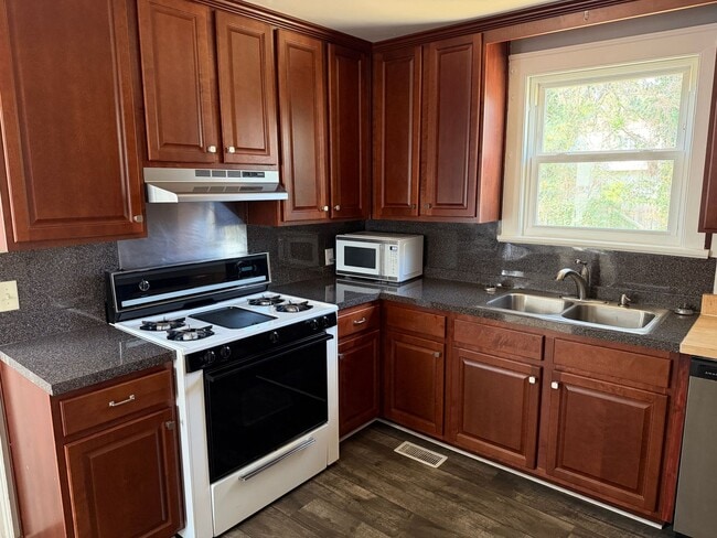 Building Photo - HIGHLAND BILTMORE - Two Bedroom Home