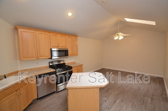 Building Photo - 584 W 760 N