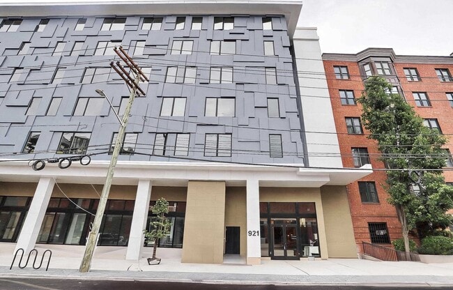 Building Photo - 931 Madison St