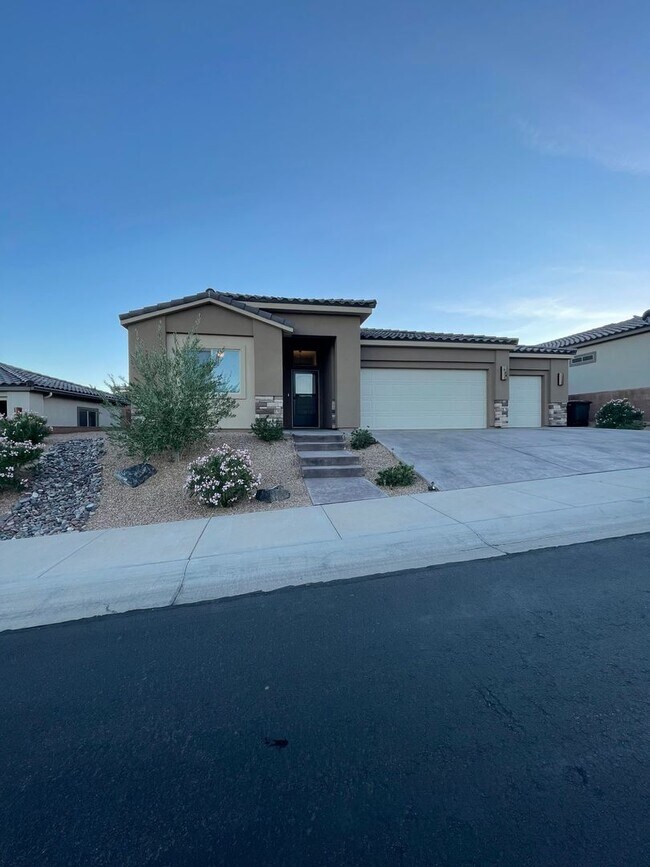 Building Photo - Home in Hayden Estates 3 bedroom, 2 bath with a 3 car garage