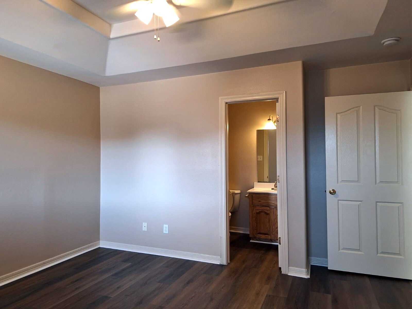 Building Photo - 1402 W Kiwi Ave