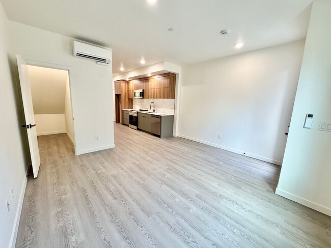 Building Photo - *1 MONTH FREE RENT* A 2bd/2bath Modern Tow...