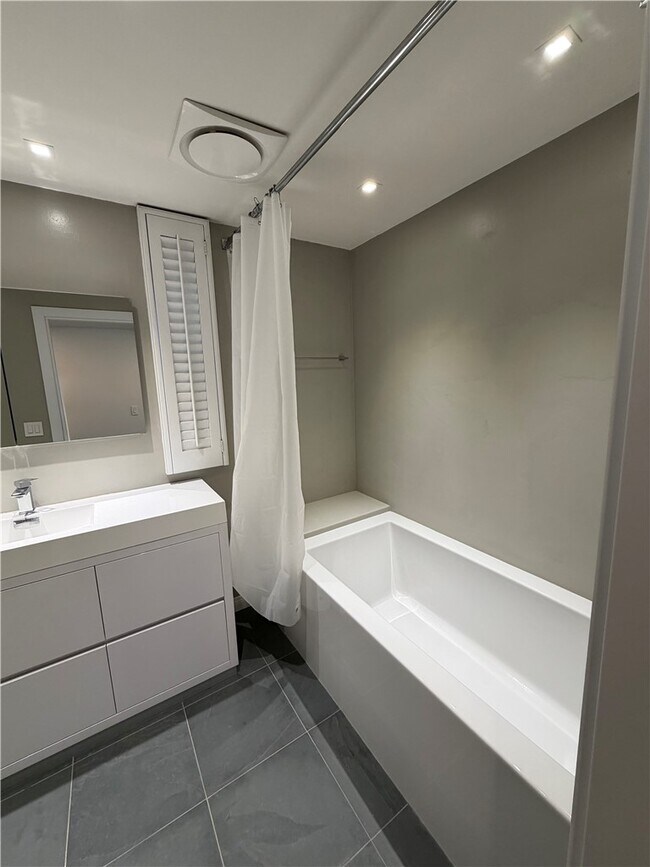 Building Photo - 15999 Via De Las Palmas