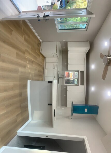 kitchen - 3448 Fairmount Blvd