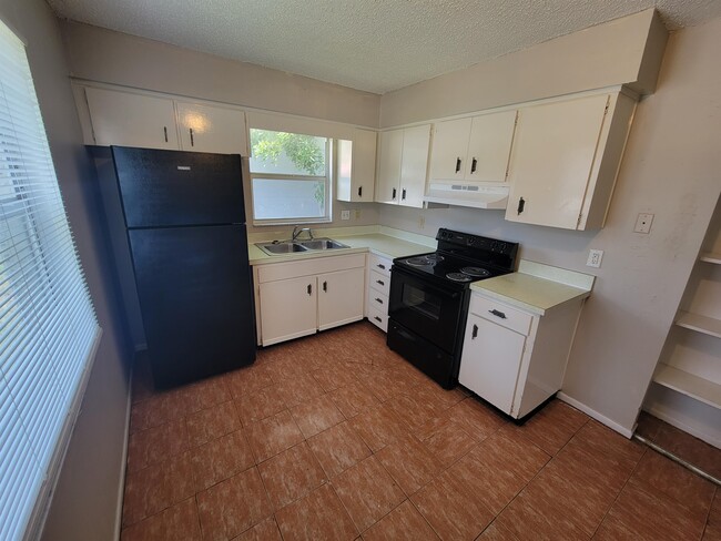 Building Photo - 3135 Pine Tree Ave