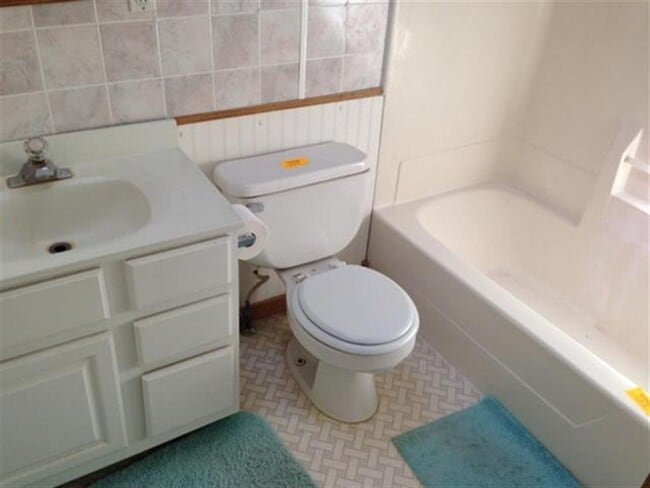 Building Photo - Cute 2 Bedroom House
