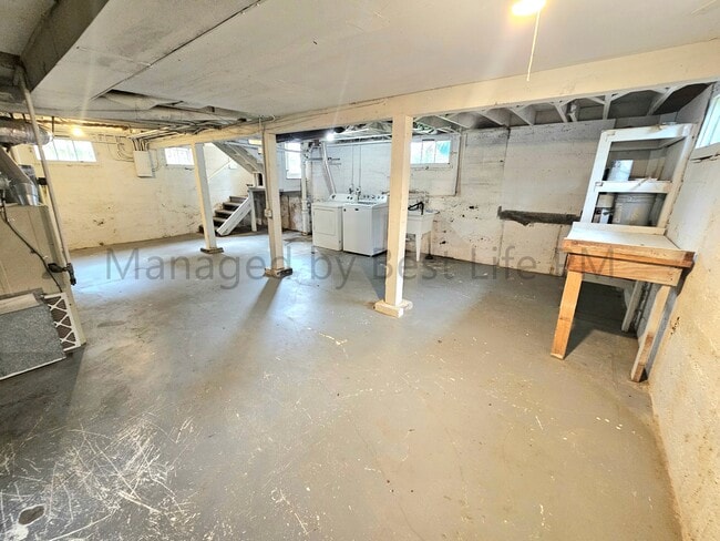 Building Photo - 223 NE 62nd Ave