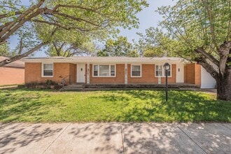 Building Photo - 3-Bedroom in Westworth Village!